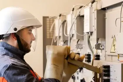 Echipe de intervenție Rețele Electrice Banat efectuând lucrări de modernizare și revizii la liniile de tensiune din județul Timiș.