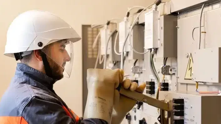 Echipe de intervenție Rețele Electrice Banat efectuând lucrări de modernizare și revizii la liniile de tensiune din județul Timiș.