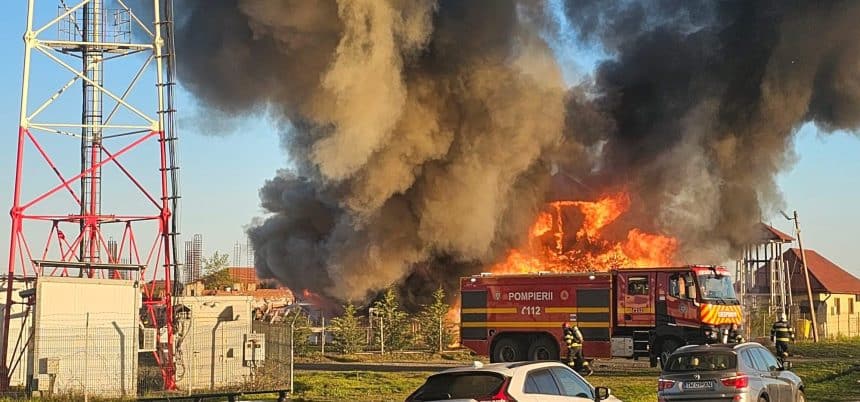 Incendiu la biserică din Săcălaz în Săptămâna Patimilor, intervenție pompieri