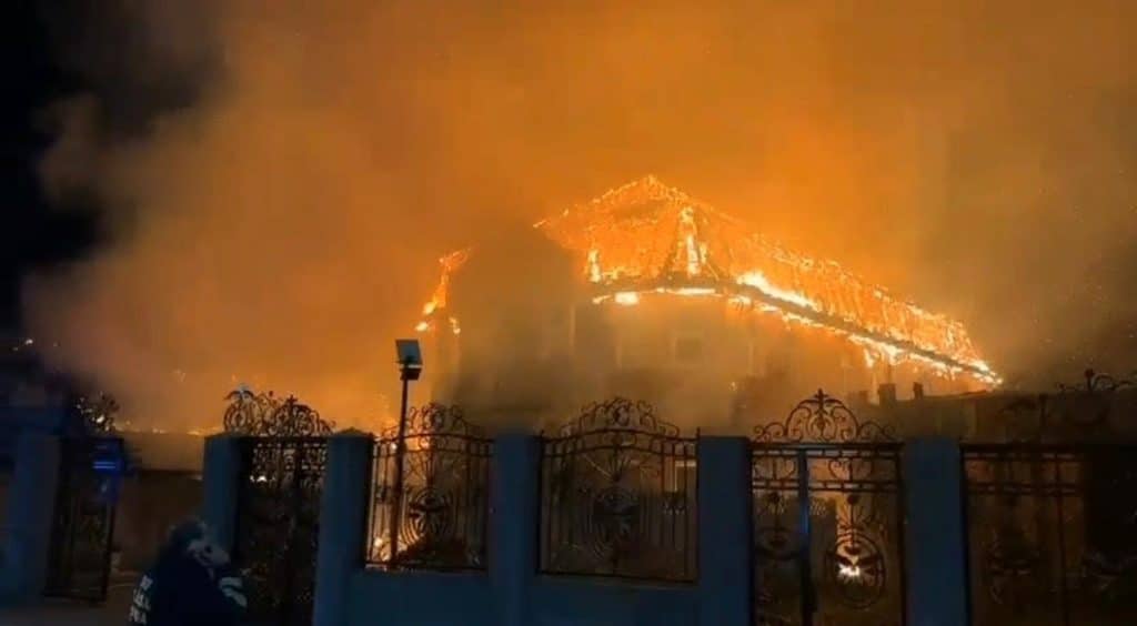 Incendiu devastator la Șiria. Două case distruse în miez de noapte