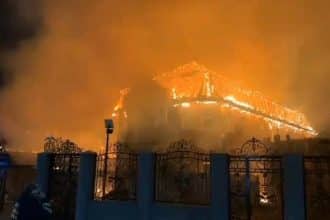Incendiu devastator la Șiria. Două case distruse în miez de noapte
