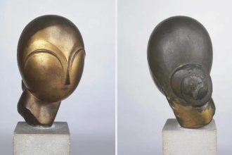 Sculptura din bronz „Danaida” de Constantin Brâncuși, expusă la casa de licitații Christie's din New York înainte de vânzarea record.