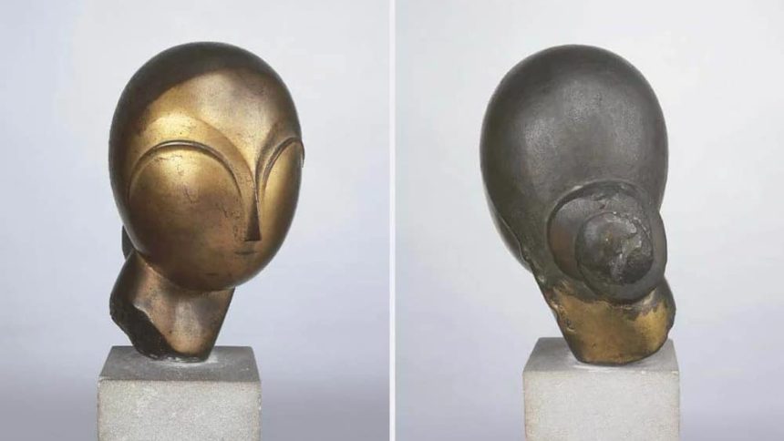 Sculptura din bronz „Danaida” de Constantin Brâncuși, expusă la casa de licitații Christie's din New York înainte de vânzarea record.
