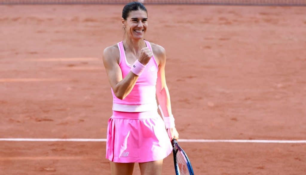 Jucătoarea de tenis Sorana Cîrstea bucurându-se după calificarea în optimile de finală ale turneului de la Roland Garros.