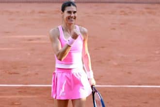 Jucătoarea de tenis Sorana Cîrstea bucurându-se după calificarea în optimile de finală ale turneului de la Roland Garros.