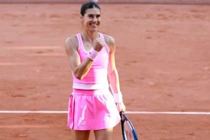 Jucătoarea de tenis Sorana Cîrstea bucurându-se după calificarea în optimile de finală ale turneului de la Roland Garros.