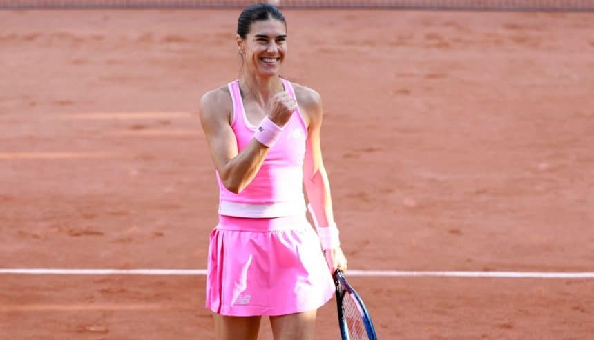 Jucătoarea de tenis Sorana Cîrstea bucurându-se după calificarea în optimile de finală ale turneului de la Roland Garros.