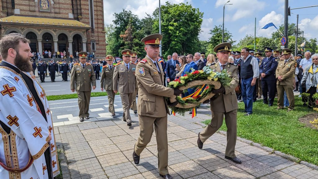 Gardă de onoare și oficialități depunând coroane de flori la Monumentul Crucificării din Timișoara, de Ziua Eroilor.