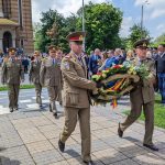 Gardă de onoare și oficialități depunând coroane de flori la Monumentul Crucificării din Timișoara, de Ziua Eroilor.