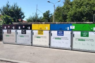 Elevi din județul Timiș participând la concursul Arta Reciclării pentru promovarea colectării separate a deșeurilor.