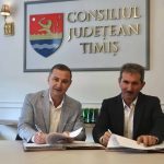 Președintele CJ Timiș, Alfred Simonis, alături de primarii din cele șapte comune finanțate pentru proiecte de infrastructură.