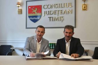 Președintele CJ Timiș, Alfred Simonis, alături de primarii din cele șapte comune finanțate pentru proiecte de infrastructură.