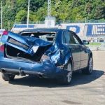 „Mașină răsturnată în urma unor manevre periculoase de drift în parcarea de la Poalele Cetății din Deva, lovind autoturisme parcate.”