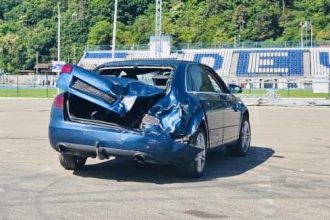 „Mașină răsturnată în urma unor manevre periculoase de drift în parcarea de la Poalele Cetății din Deva, lovind autoturisme parcate.”