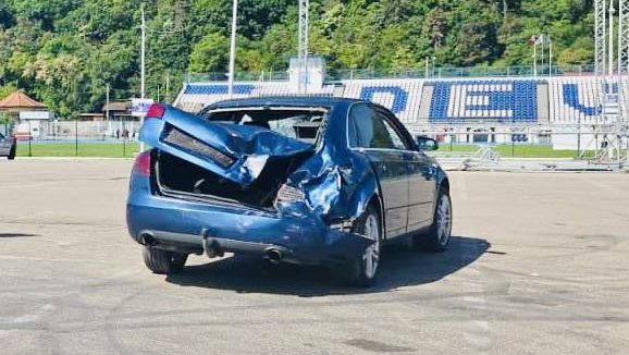 „Mașină răsturnată în urma unor manevre periculoase de drift în parcarea de la Poalele Cetății din Deva, lovind autoturisme parcate.”