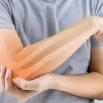 Infografic cu simptomele deficitului de calciu: crampe, unghii fragile și iritabilitate.