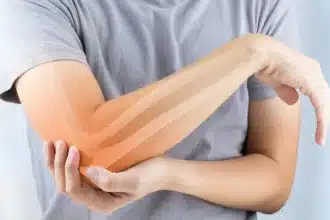 Infografic cu simptomele deficitului de calciu: crampe, unghii fragile și iritabilitate.