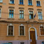 Fațada Liceului Teoretic William Shakespeare din Timișoara, unde programul a fost reorganizat din cauza problemelor sanitare.