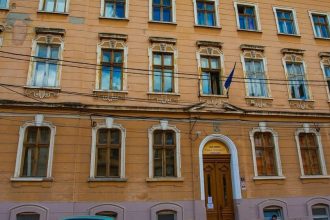 Fațada Liceului Teoretic William Shakespeare din Timișoara, unde programul a fost reorganizat din cauza problemelor sanitare.