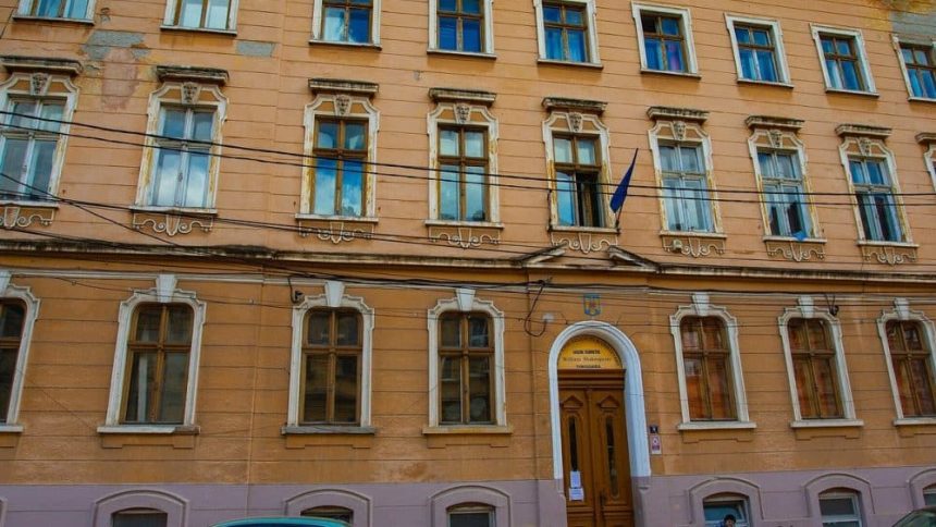 Fațada Liceului Teoretic William Shakespeare din Timișoara, unde programul a fost reorganizat din cauza problemelor sanitare.