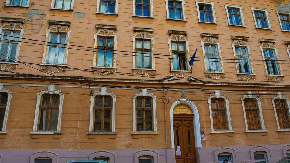 Fațada Liceului Teoretic William Shakespeare din Timișoara, unde programul a fost reorganizat din cauza problemelor sanitare.