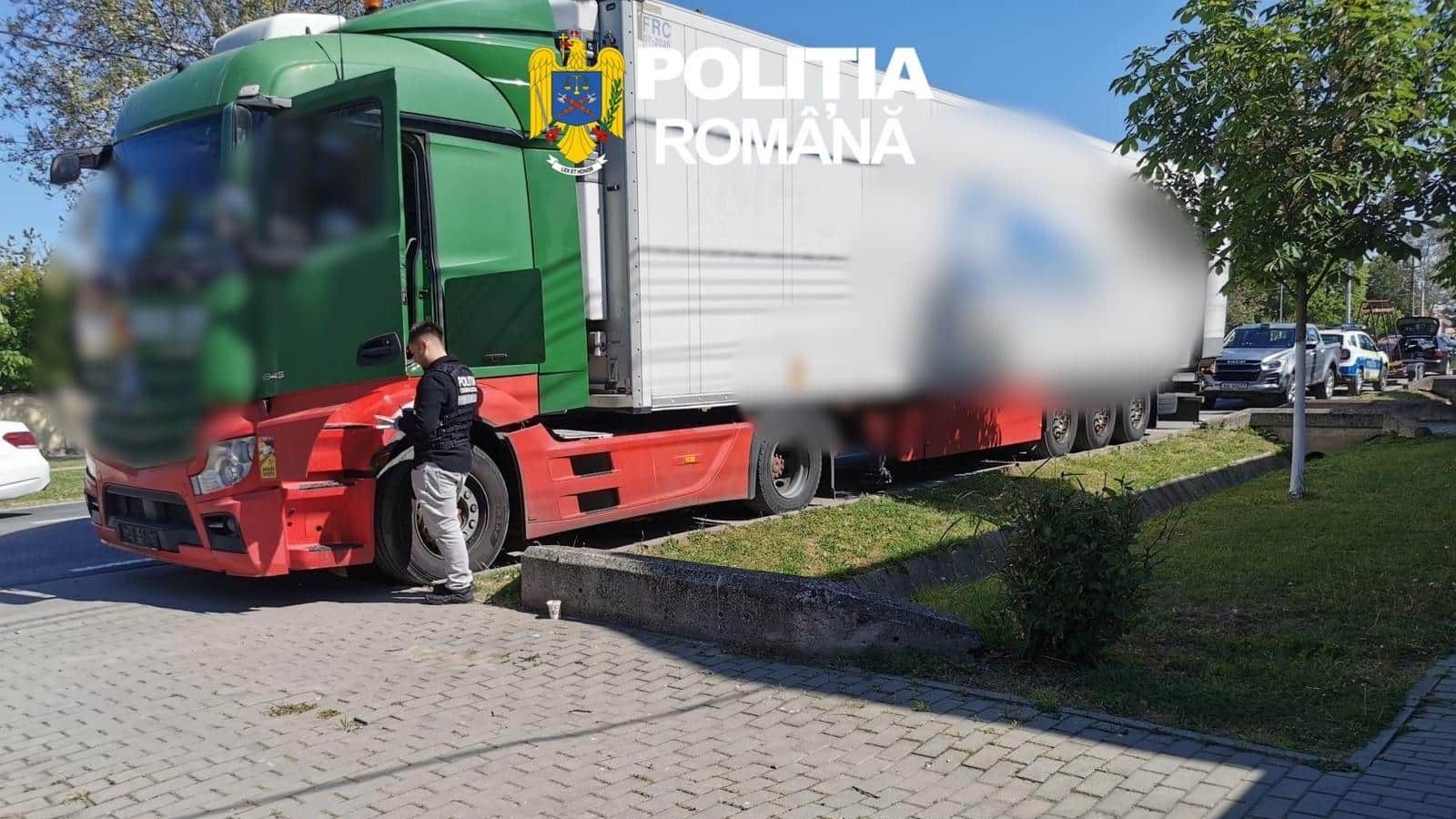 Polițiști verificând remorca unui TIR plin cu baxuri de țigări de contrabandă pe autostrada A1.