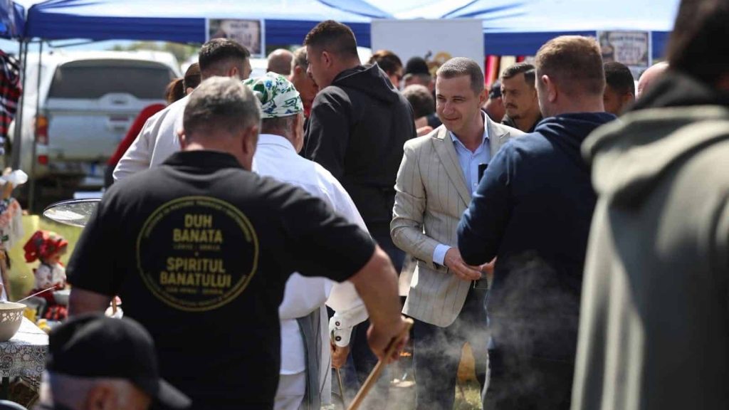 Bucătari gătind la ceaun în aer liber la festivalul tradițional din localitatea Gaiu Mic, județul Timiș.