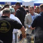 Bucătari gătind la ceaun în aer liber la festivalul tradițional din localitatea Gaiu Mic, județul Timiș.