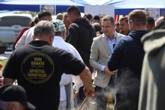 Bucătari gătind la ceaun în aer liber la festivalul tradițional din localitatea Gaiu Mic, județul Timiș.