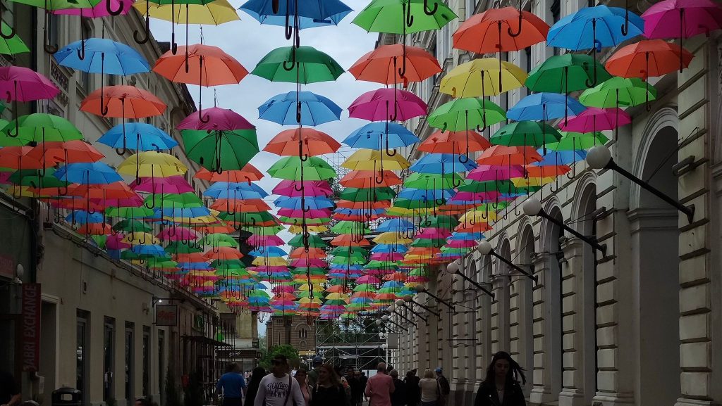 Instalația de umbreluțe colorate pe strada Alba Iulia din Timișoara, pregătită pentru Ziua Europei.