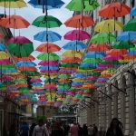 Instalația de umbreluțe colorate pe strada Alba Iulia din Timișoara, pregătită pentru Ziua Europei.