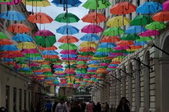 Instalația de umbreluțe colorate pe strada Alba Iulia din Timișoara, pregătită pentru Ziua Europei.