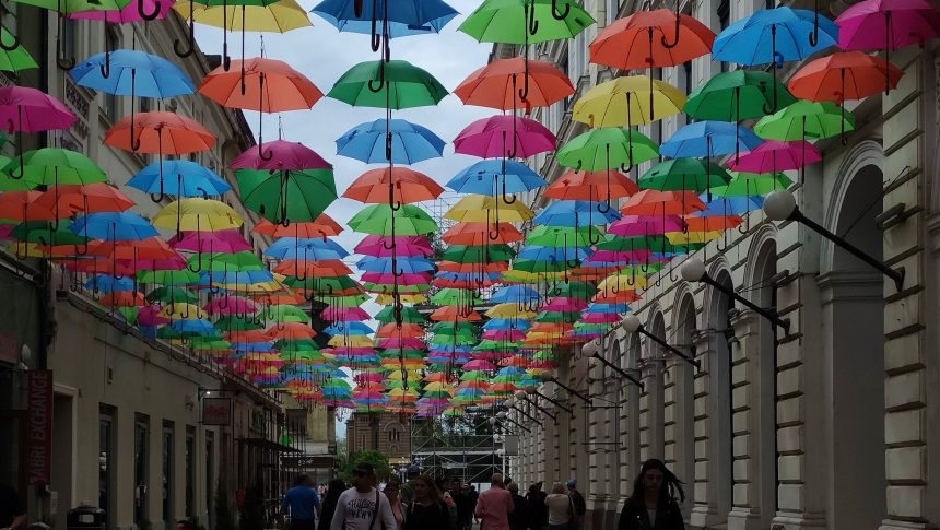 Instalația de umbreluțe colorate pe strada Alba Iulia din Timișoara, pregătită pentru Ziua Europei.