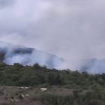 Pompieri militari utilizând suflante și vermorele pentru stingerea focarelor de vegetație pe teren accidentat la Ilova.
