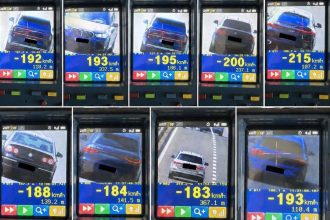 Echipaj al Poliției Autostrăzi efectuând controale radar pe A1, tronsonul Sebeș-Orăștie.