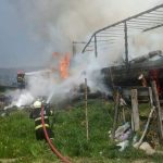 Pompieri intervenind pentru stingerea unui autotren cuprins de flăcări pe DN 6, între Armeniș și Teregova.