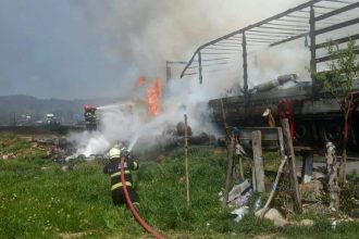 Pompieri intervenind pentru stingerea unui autotren cuprins de flăcări pe DN 6, între Armeniș și Teregova.
