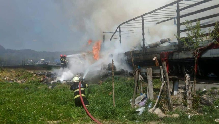 Pompieri intervenind pentru stingerea unui autotren cuprins de flăcări pe DN 6, între Armeniș și Teregova.