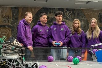 Membrii echipei de robotică CSH de la Colegiul Național Pedagogic Carmen Sylva din Timișoara cu premiul Design Award la Campionatul Mondial din Houston.