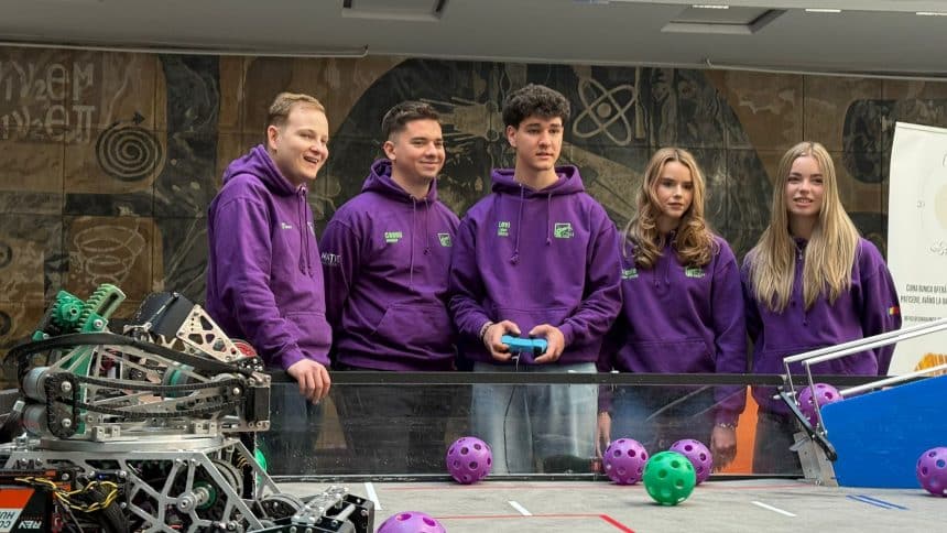 Membrii echipei de robotică CSH de la Colegiul Național Pedagogic Carmen Sylva din Timișoara cu premiul Design Award la Campionatul Mondial din Houston.