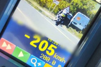 Aparat radar indicând viteza de 205 km/h în localitatea Șuștra, județul Timiș, în timpul unei acțiuni de control pe DN 6.