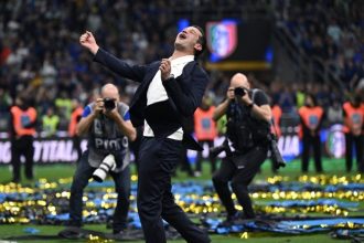 Antrenorul Cristian Chivu sărbătorind titlul de campion în Serie A cu echipa Inter Milano pe stadionul San Siro.