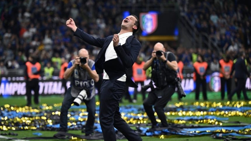 Antrenorul Cristian Chivu sărbătorind titlul de campion în Serie A cu echipa Inter Milano pe stadionul San Siro.