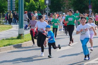 Sportivi alergând pe Bulevardul Vasile Pârvan din Timișoara în cadrul evenimentului caritabil Timotion, pe o arteră închisă circulației rutiere.