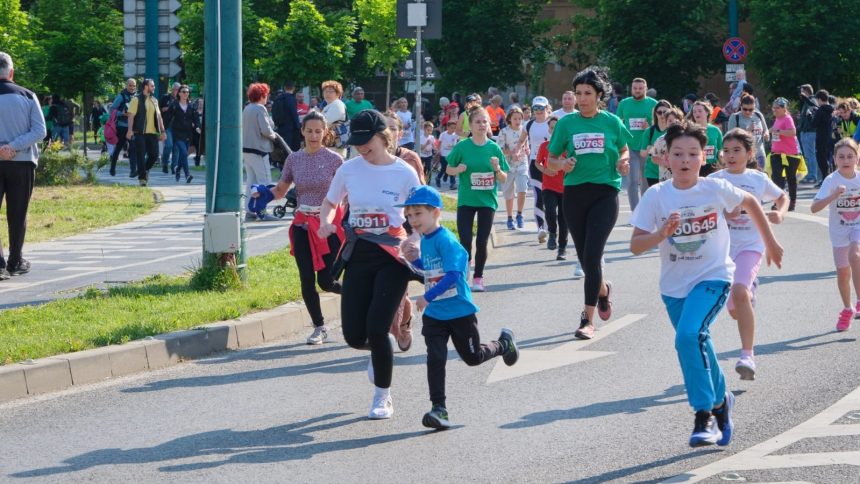 Sportivi alergând pe Bulevardul Vasile Pârvan din Timișoara în cadrul evenimentului caritabil Timotion, pe o arteră închisă circulației rutiere.