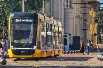 Tramvai în mișcare pe Bulevardul Dâmbovița din Timișoara, locația temporară de întoarcere pentru liniile 1, 8 și 9.