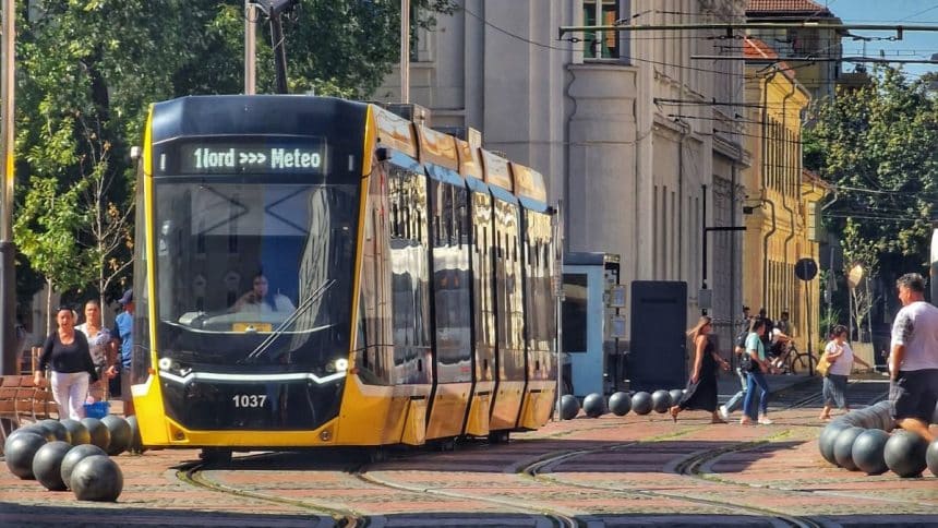 Tramvai în mișcare pe Bulevardul Dâmbovița din Timișoara, locația temporară de întoarcere pentru liniile 1, 8 și 9.