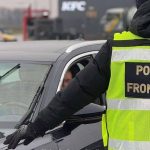 Polițiști de frontieră verificând un vehicul la Sânnicolau Mare; bărbat căutat de autoritățile germane pentru jaf, escortat de poliție.