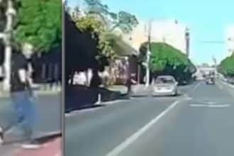 Cadru surprins de o cameră de bord pe strada Budai Deleanu din Timișoara, unde un autoturism ignoră prioritatea de pietoni și trece la limită pe lângă un tânăr.