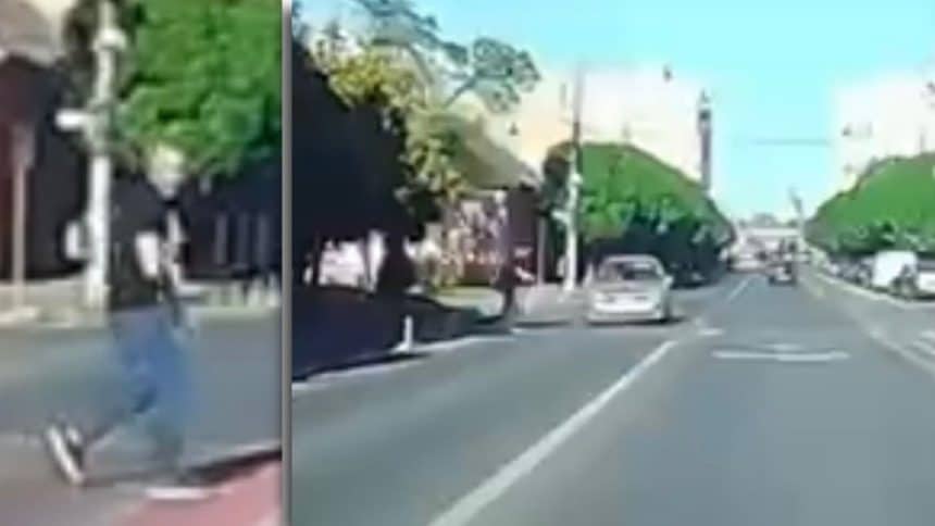 Cadru surprins de o cameră de bord pe strada Budai Deleanu din Timișoara, unde un autoturism ignoră prioritatea de pietoni și trece la limită pe lângă un tânăr.